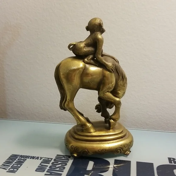 Statue - Picture 2 of 5